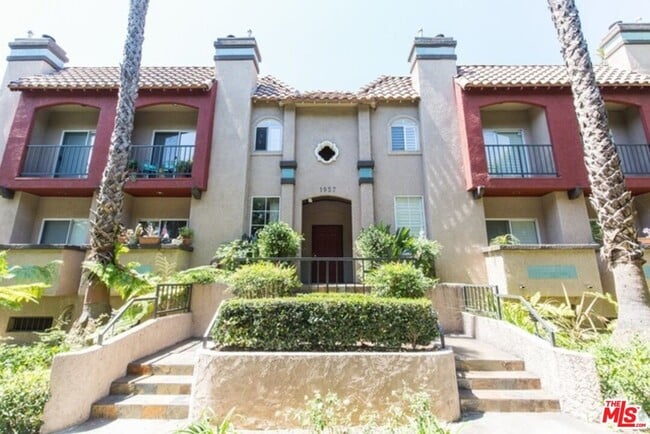 Building Photo - 1957 N Bronson Ave Unit 112