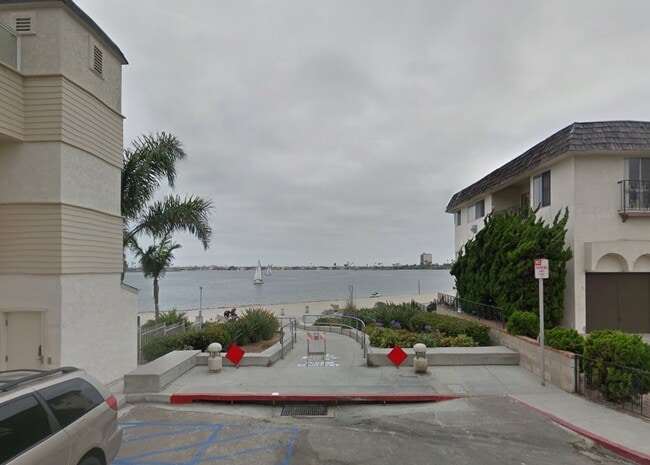 Building Photo - Location is Everything! 2 Minute Walk to the Sand of Mission Bay from Your Front Door! Unit B