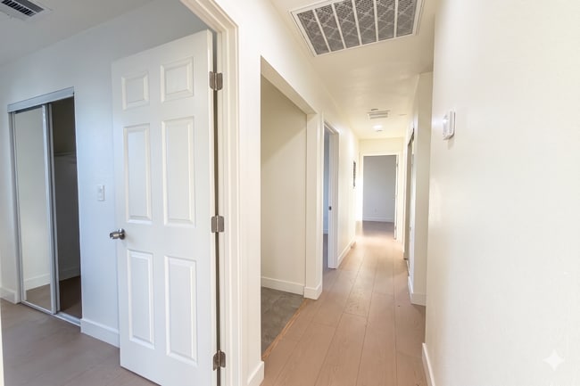 Photo - Brand New Luxury 4 & 5 Bed Units Unit #2118 1/2