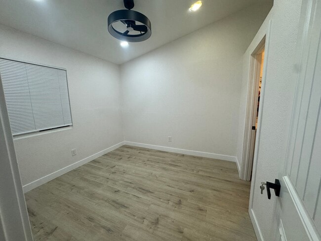 Photo - 1565 Joanne St