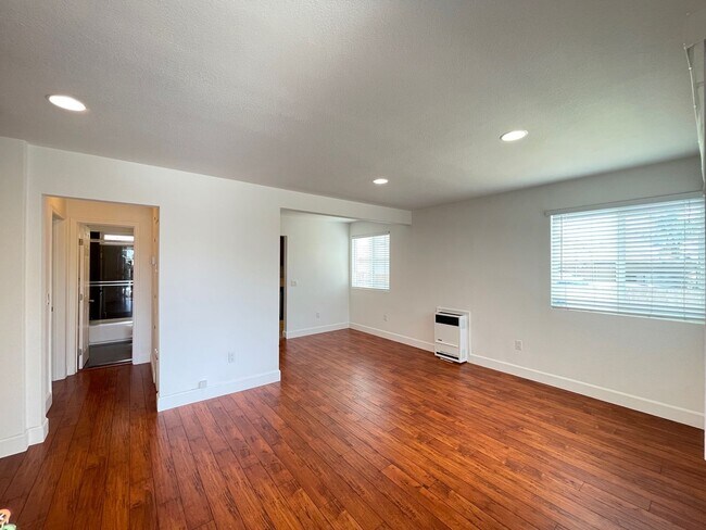 Photo - 6329-6335 Osler St Unit 6329