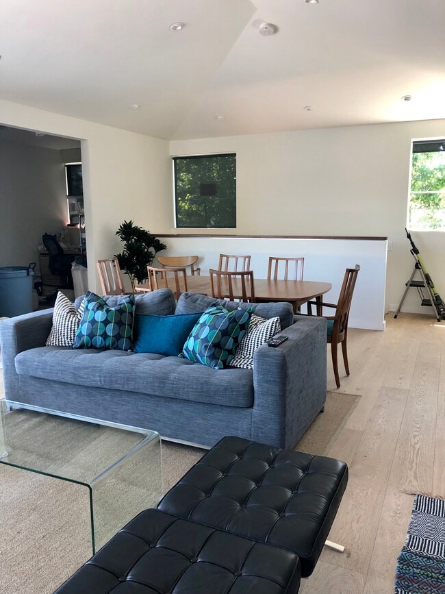 Building Photo - 4539 Beck Ave Unit 4535