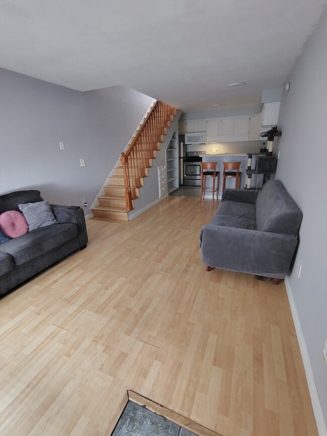 Building Photo - 11025 Kittridge St Unit 137