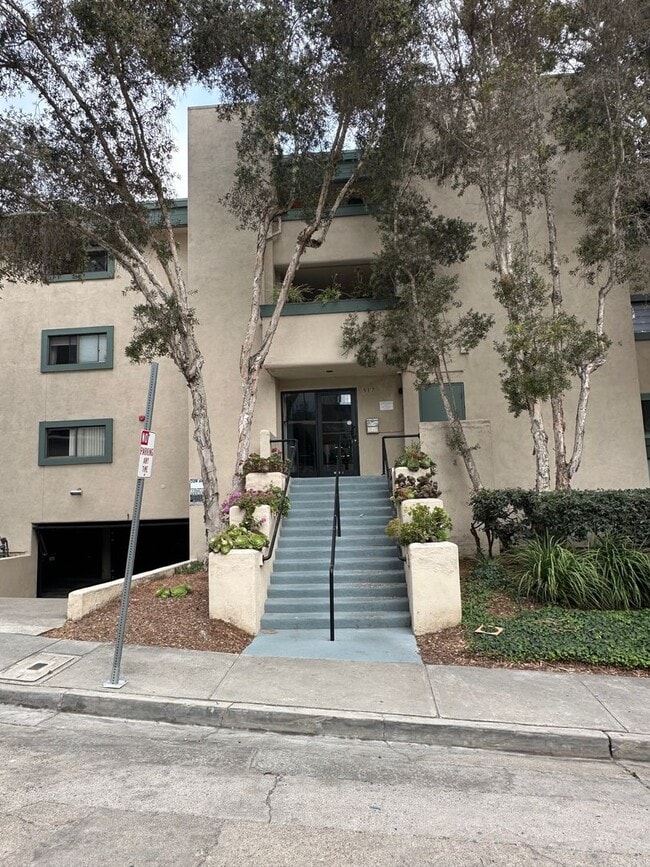 MISSION HILLS... Top-Floor 2 Bedroom, 2 B... - MISSION HILLS...  Top-Floor 2 Bedroom, 2 B... Condo Unit # 23