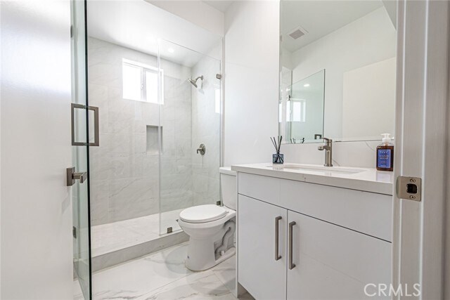 Photo - 4445 Auckland Ave