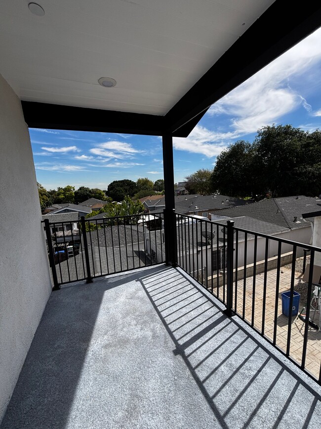 Building Photo - 1541 W 213th St