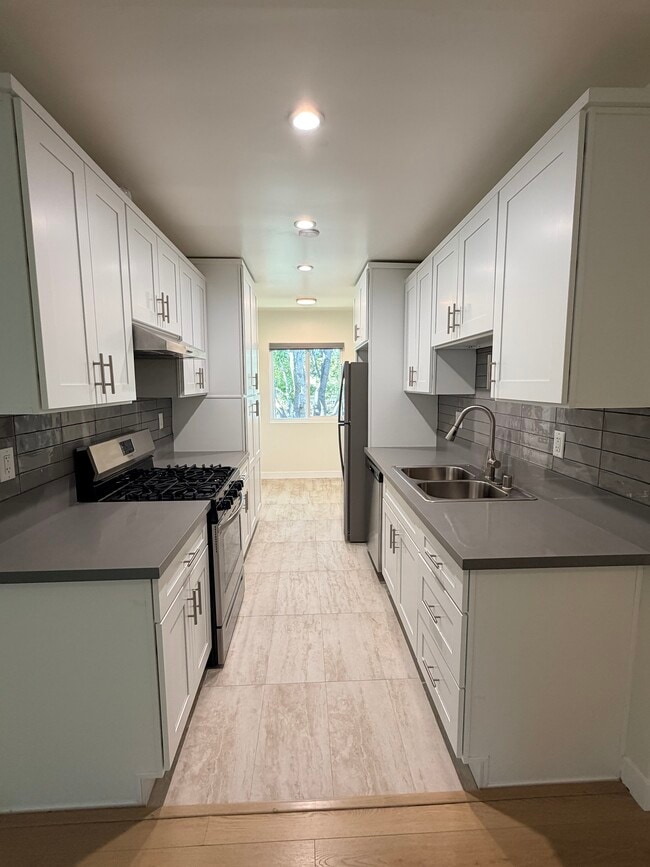 Kitchen - 1724 Arizona Ave Unit #4