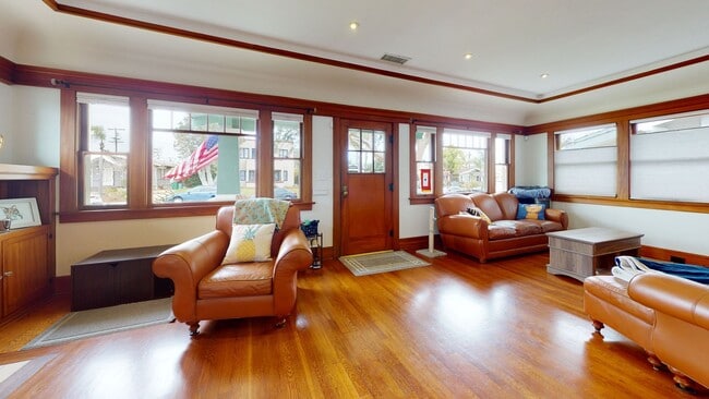 Building Photo - Charming Historic Craftsman