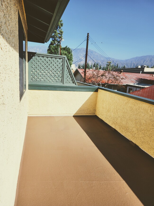 Private Patio - 131 Montana St Unit E