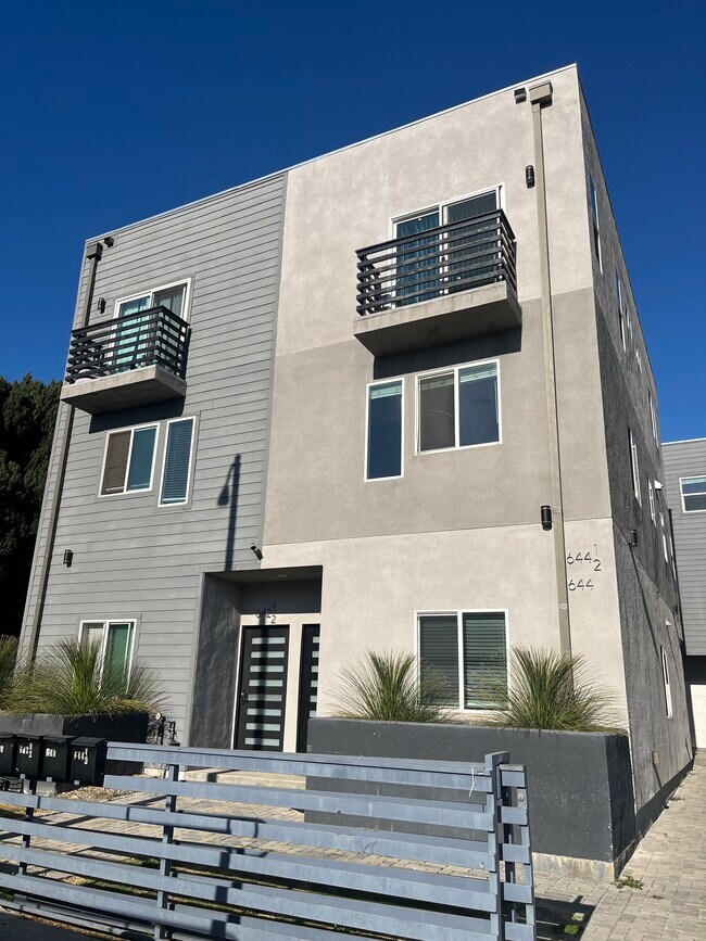 Photo - 642 N Manhattan Pl