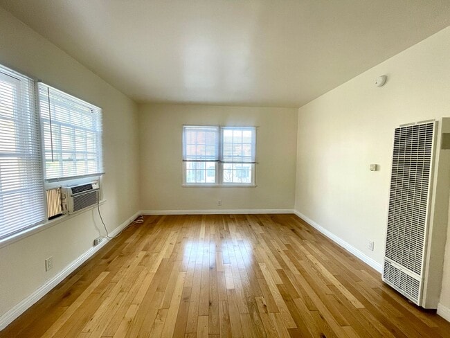 Building Photo - Charming Studio Near LACMA, The Grove & Melrose-Fairfax! MOVE IN READY! Unit 11