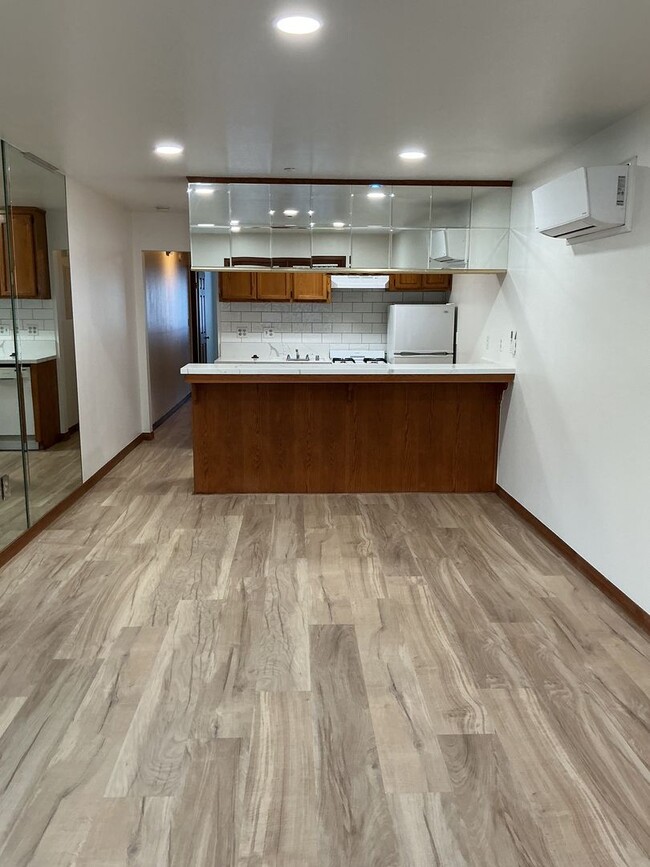 Building Photo - Los Caballeros #320 Unit 320