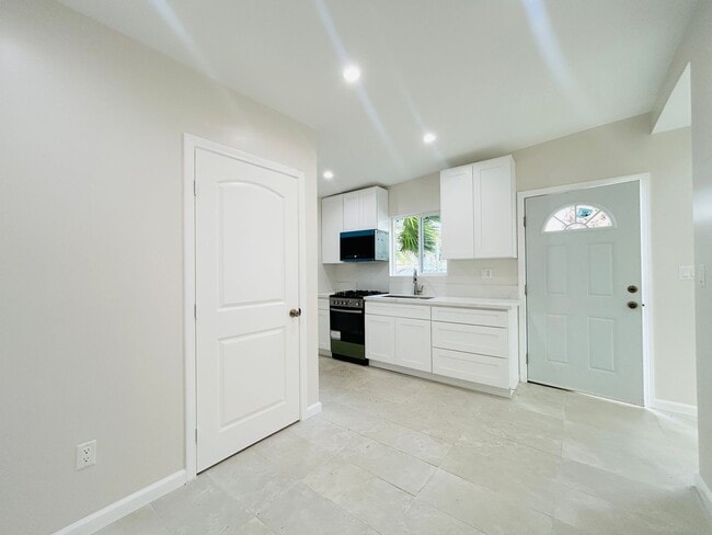 Building Photo - Sylvan Apartments Unit 8