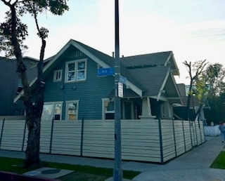 Building Photo - 642 E 10th St Unit A