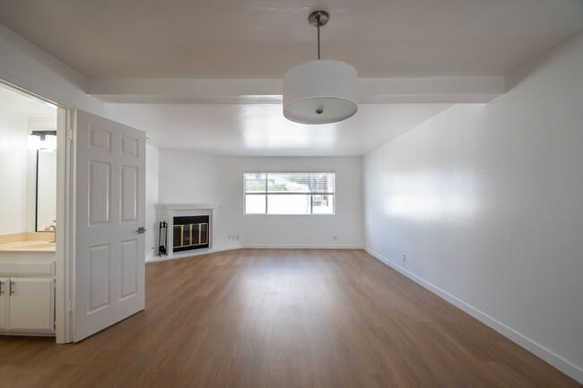 Photo - 5340 Whitsett Ave Unit 05