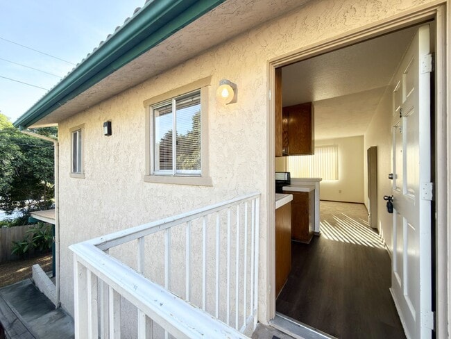 Building Photo - Hillside One-Bedroom Apartment Unit 9