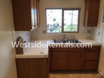 Building Photo - 3976 S Normandie Ave Unit 3976 Half Rental