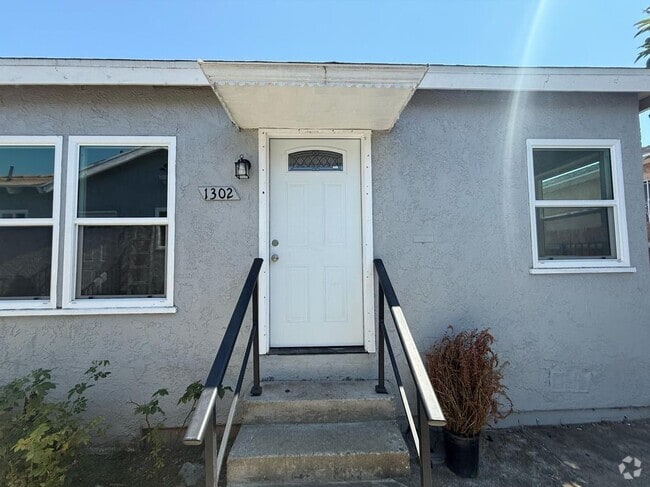 Building Photo - 1302 W 109th St Rental
