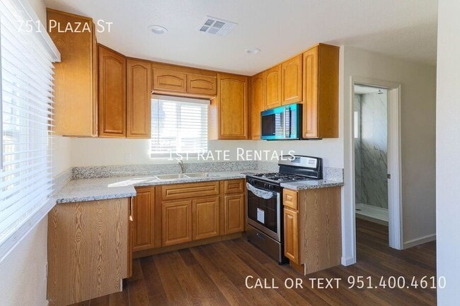 Photo - 751 Plaza St