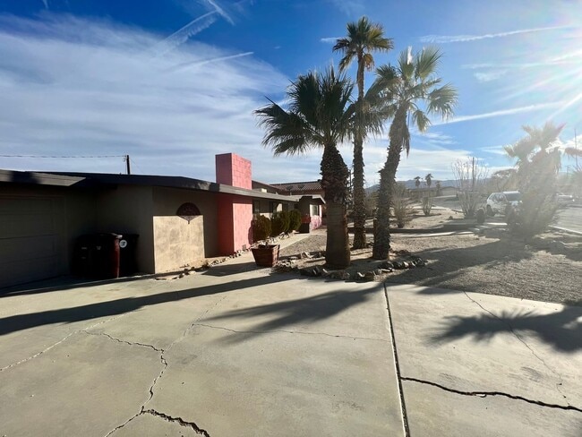 Photo - 3 Bedroom 2 Bathroom - Fully Furnished - Mid Century Modern