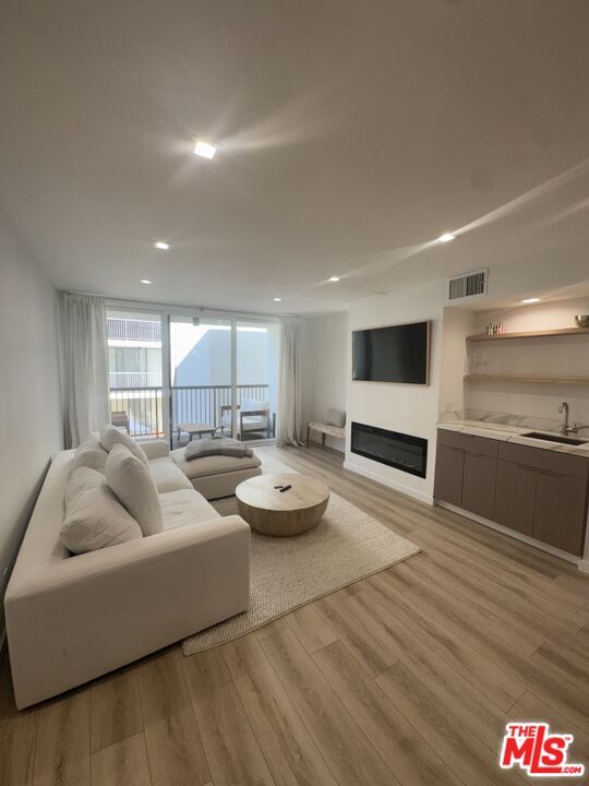 Building Photo - 911 Kings Rd Unit 205