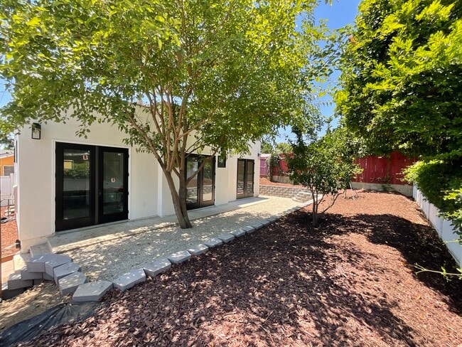 Building Photo - 3015 Warwick Ave Unit 3013 Warwick