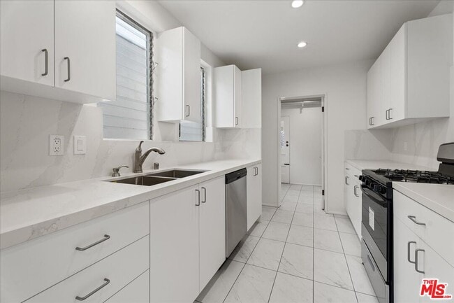 Photo - 205 S Reeves Dr