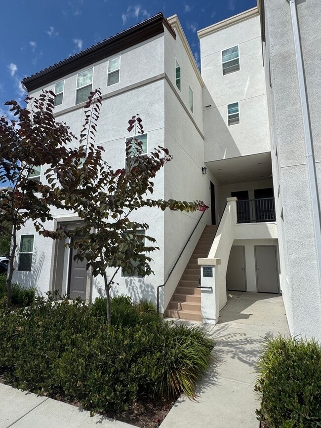 Building Photo - Modern 2 Bedroom, 2.5 Bathroom Condo in Pr...