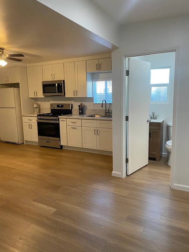 Building Photo - 11921 Hayford St Unit Back