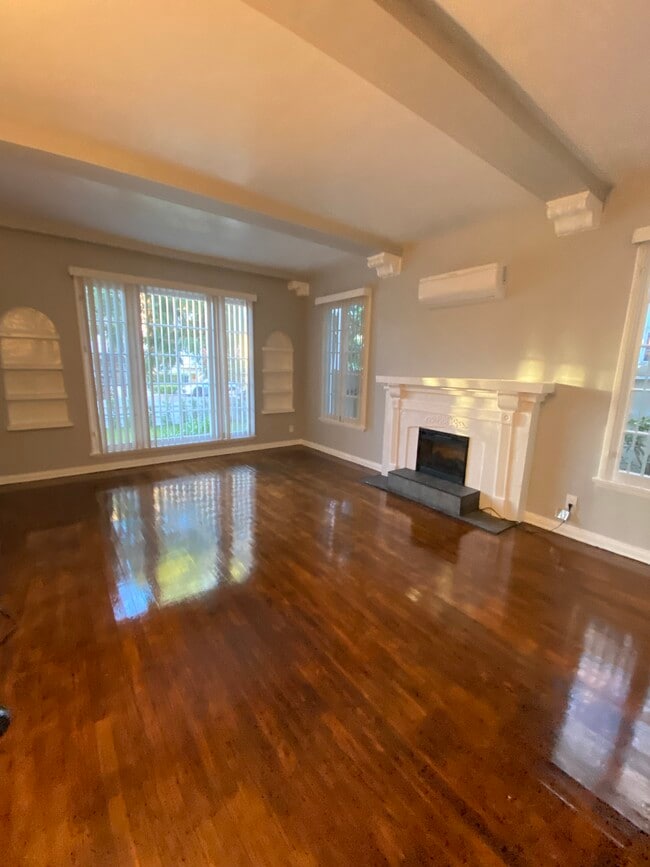Living Room - 2201 S Bentley Ave House Unit 2201