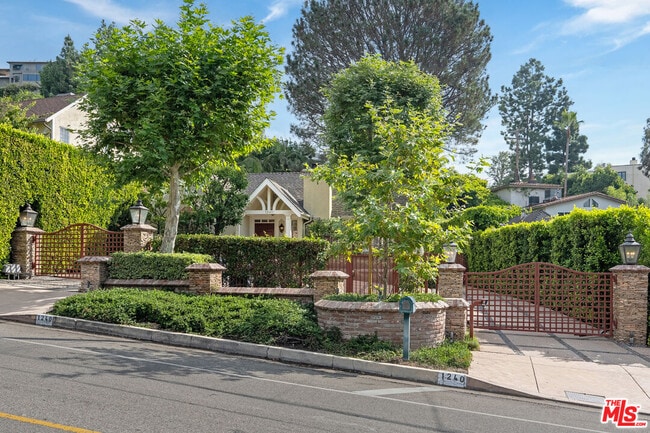Photo - 1240 N Doheny Dr House