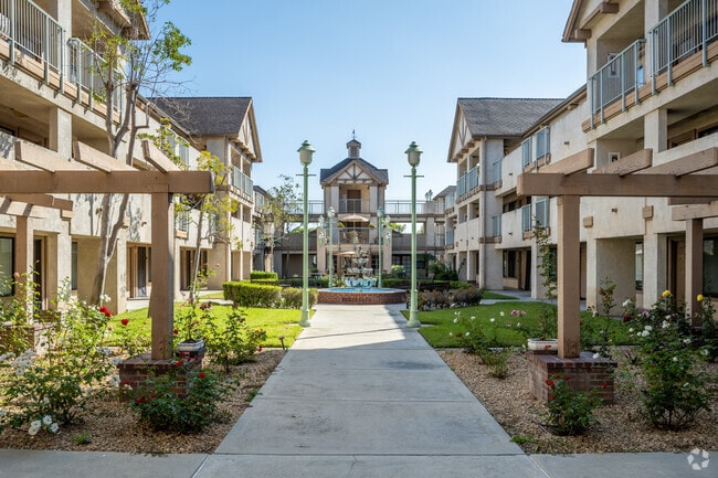 Courtyard - Rose Gardens Apartments