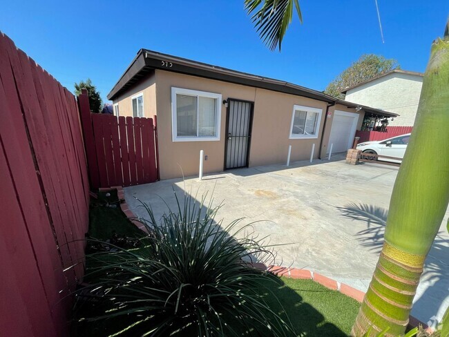 Building Photo - Charming 2 Bedroom IB Duplex Unit Rental