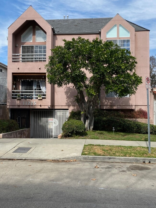 Building Photo - 11225 La Maida St Unit 4