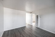 1BR, 1BA - 529SF - Living Room - Courtyard Apartments