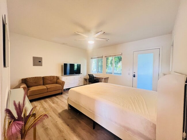 Photo - 5525 Harold Way