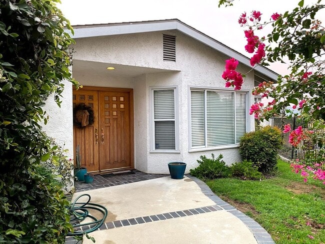 Building Photo - 3 bed 2 1/2 bath home single story home in Woodland Hills!
