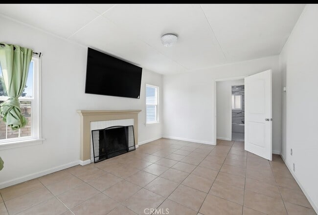 Photo - 557 W Oldfield St