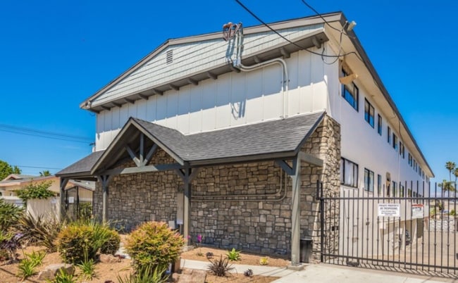 Photo - 4461 Menlo Ave