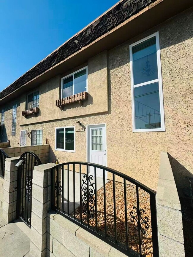 Building Photo - 3 BEDROOM HOME FOR LEASING IN Baldwin Park