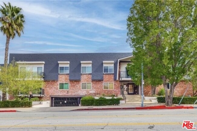 Building Photo - 5252 Coldwater Canyon Ave Unit 207