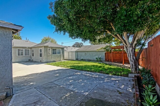 Photo - Bright & Charming, Single Story 3BR2BA Home w/ Large Front Yard, Huge Fenced Rear Yard w/ Large D...