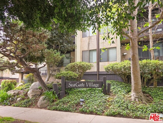 Building Photo - Stunning Playa del Rey Condo Awaits You!