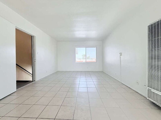 Photo - 943 W 68th St Unit 4