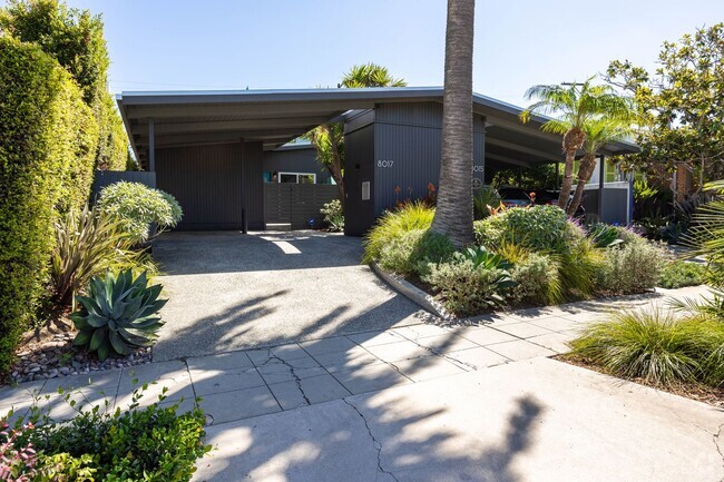 Building Photo - Gorgeous 2 bedroom 2 bath twin home just b...