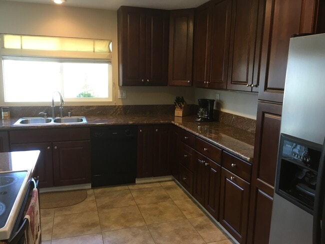 Photo - 3 Bedroom Condo - End Unit For Lease