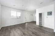 2BR, 1BA - 675SF - Living Room - 1626 Palo Alto St