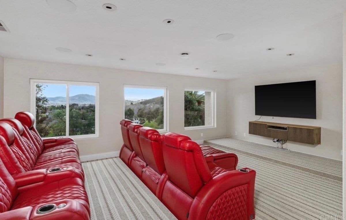 Photo - 316 Crownview Ct