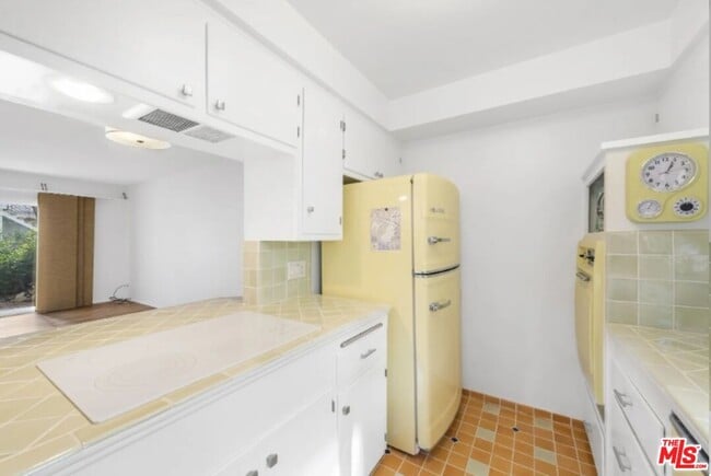 Building Photo - 1570 Via Capri Unit 2