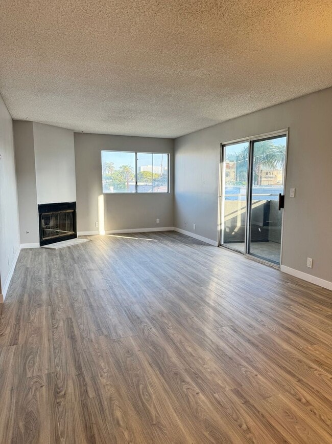 Building Photo - 2-Bedroom Residence with Front-Row Views on Lively 2nd Street Unit 1009  C